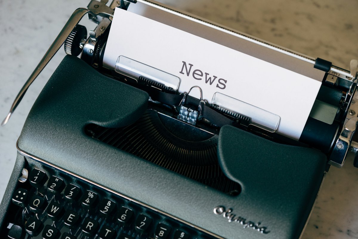 Máquina de escrever com a palavra News